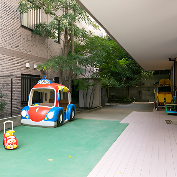 固定遊具や砂場のあるさくらキッズ分園の園庭